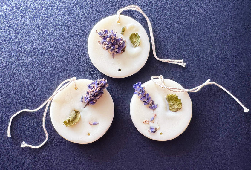AO - Hanging Wax Botanical Palette Freshener - Lavender, Lemon & Nutmeg (Scent) / Natural Colour / Circle