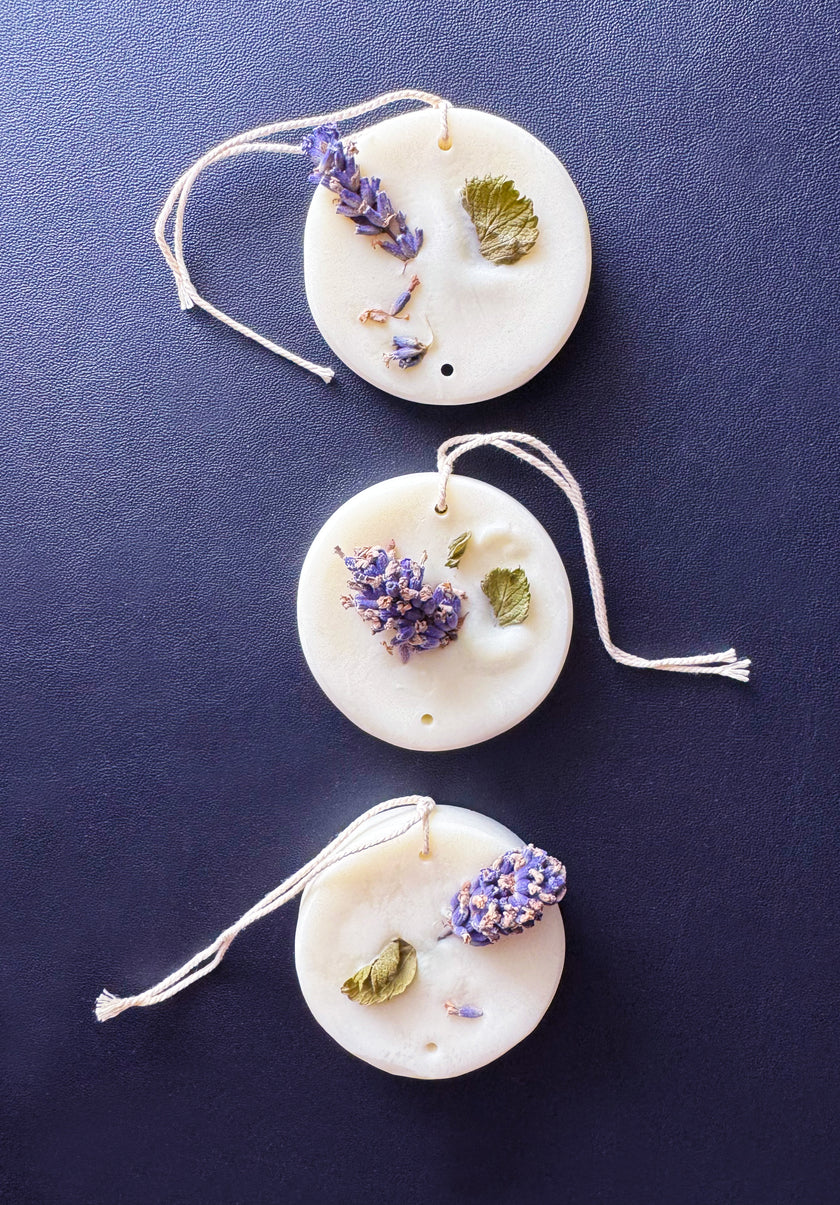 AO - Hanging Wax Botanical Palette Freshener - Lavender, Lemon & Nutmeg (Scent) / Natural Colour / Circle